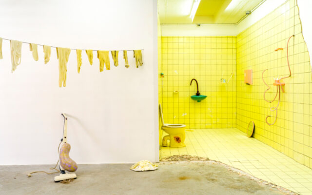 Kira Fröse • Alles klebt vor Reinlichkeit