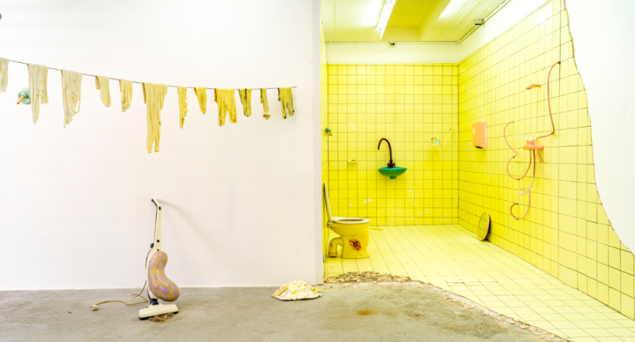 Kira Fröse • Alles klebt vor Reinlichkeit